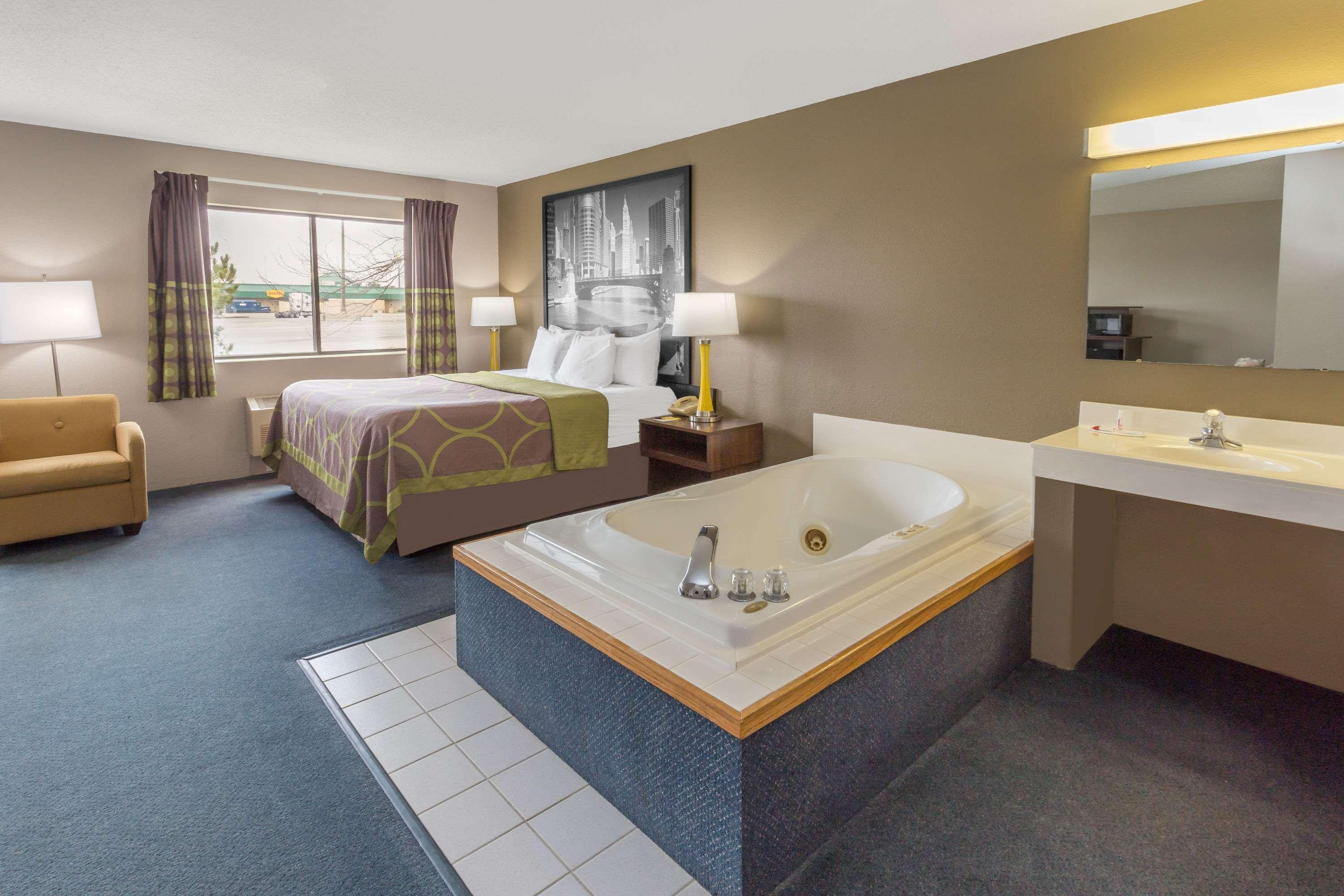 Super 8 By Wyndham Hebron Lowell Area Kültér fotó
