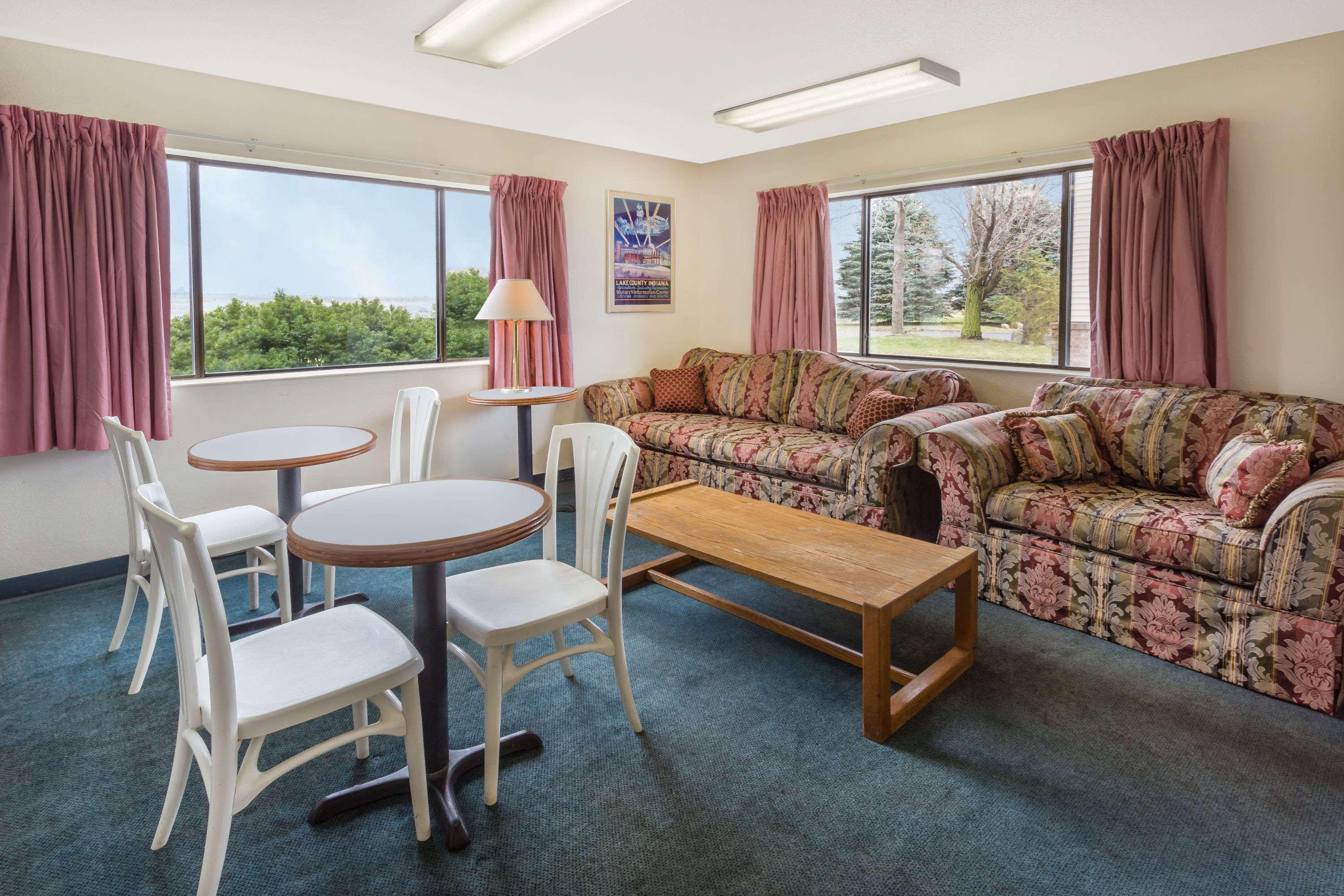 Super 8 By Wyndham Hebron Lowell Area Kültér fotó
