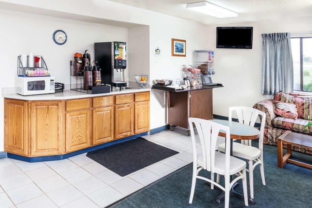 Super 8 By Wyndham Hebron Lowell Area Kültér fotó