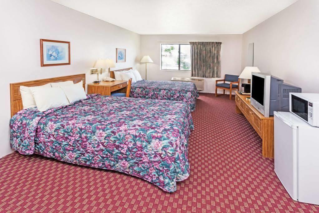 Super 8 By Wyndham Hebron Lowell Area Kültér fotó